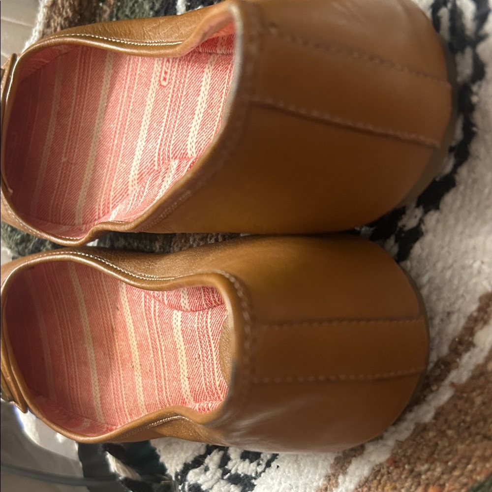 COACH all Tan Leather Ballet Flats with gold hardware - Picture 4 of 6